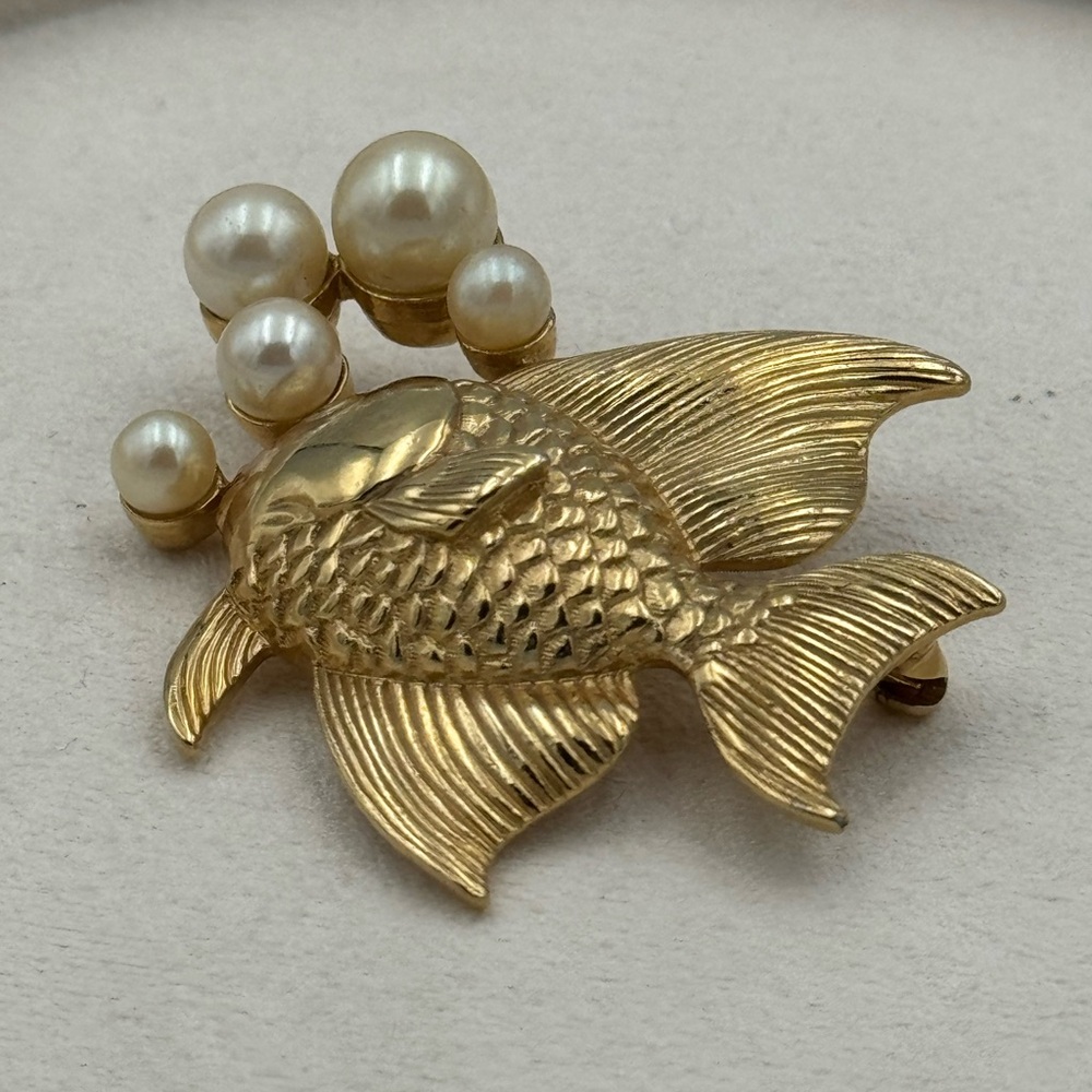 Vintage Gold Tone Angel Fish Brooch‎ Pin w Faux Pearls Nautical Figural - Picture 3 of 9